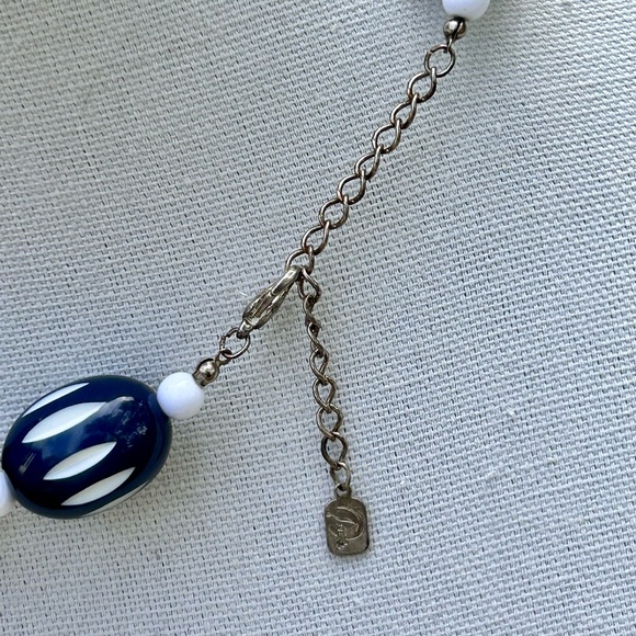 Vintage Trifari Chunky Blue & White Etched Oval Beaded Choker Necklace 17”-20” - Picture 5 of 8